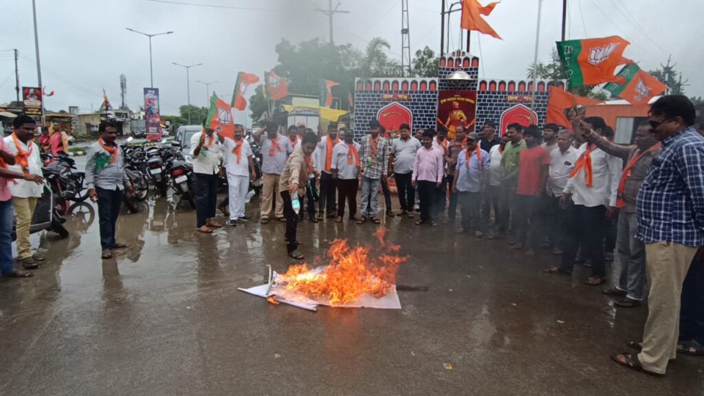 भाजपा तर्फे स्टॅलीन व ए. राजाच्या पुतळ्याचे दहन